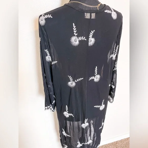 Pins and Needles Embroidered Black and White Sheer Kimono Size L - Picture 8 of 9